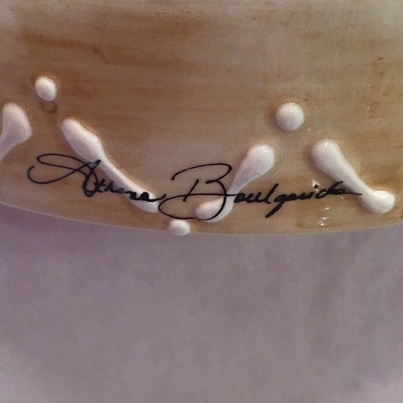 Heart shaped trinket dish with Mama & baby frog statuettes on top. - Picture 10 of 10